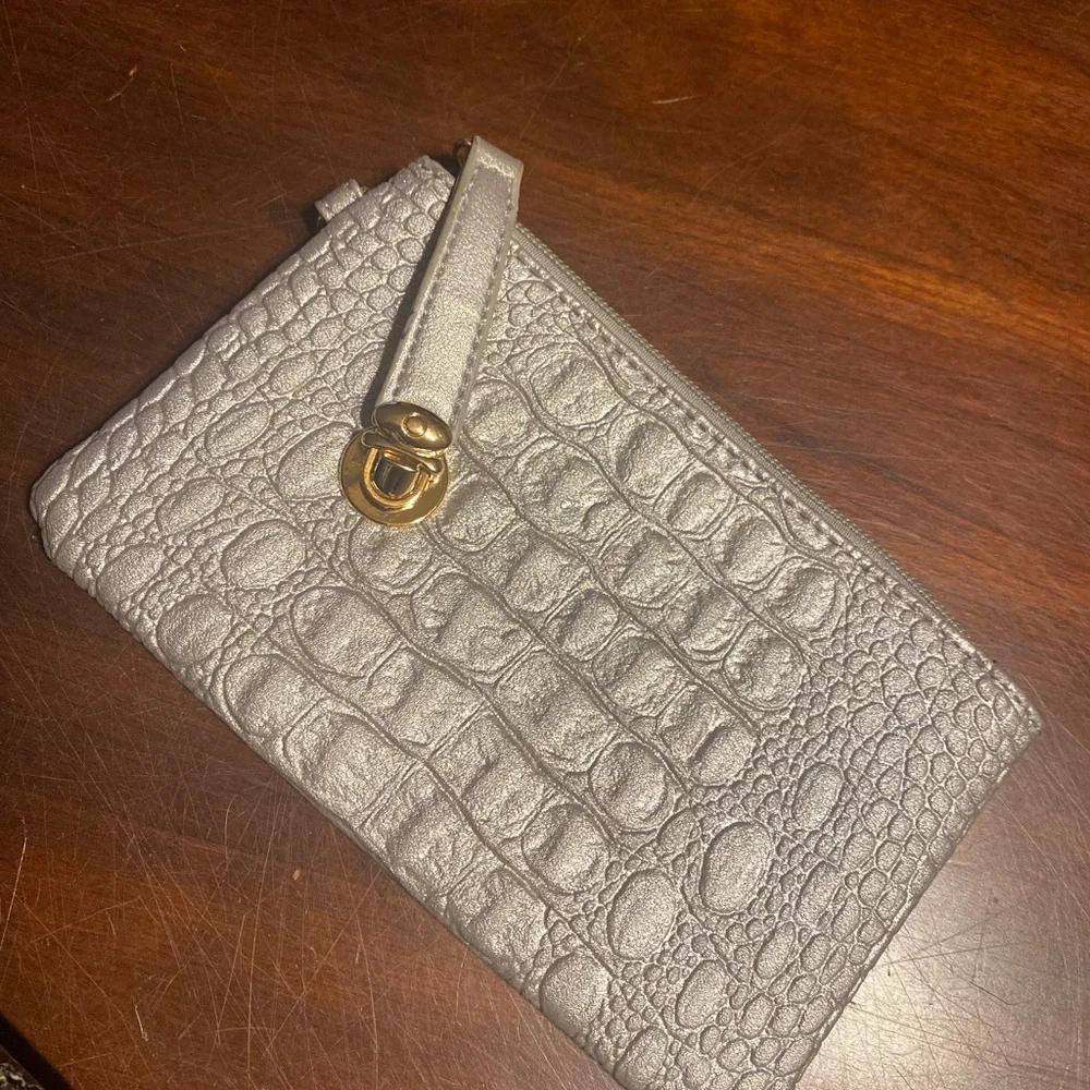 Chic Silver Crocodile-Patterned Wristlet - Picture 1 of 2